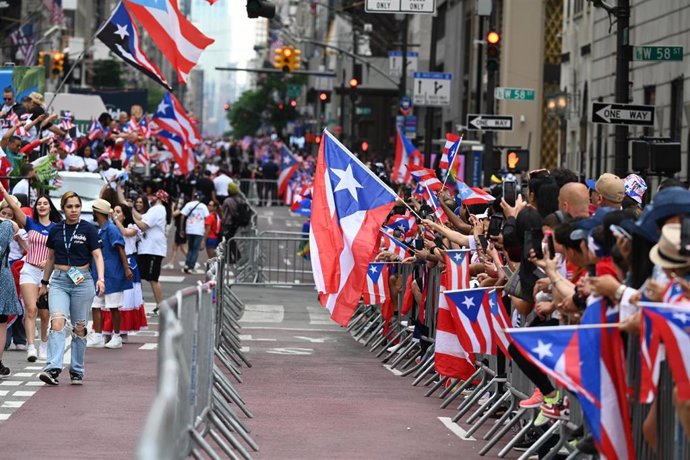 Archivo - Banderas de Puerto Rico durante un desfile en Nueva York