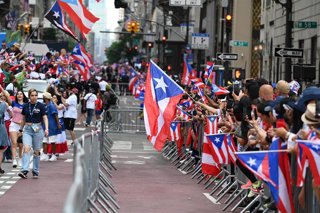 Archivo - Banderas de Puerto Rico durante un desfile en Nueva York