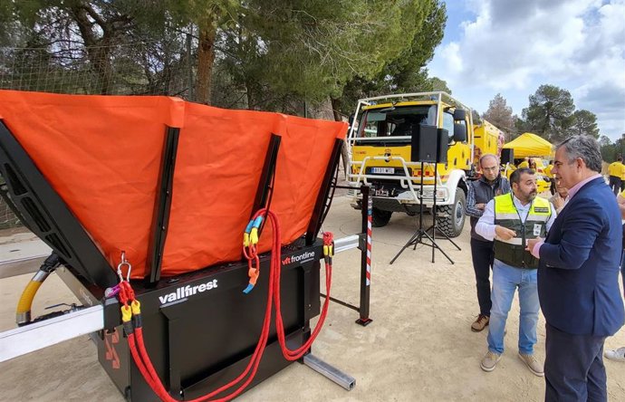 El consejero de Medio Ambiente, Universidades, Investigación y Mar Menor, Juan María Vázquez, visita a los efectivos de las brigadas forestales y el Heliskid, un depósito portátil de abastecimiento de agua de 3.000 litros
