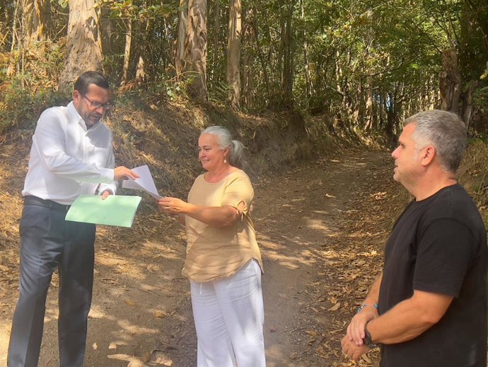 La Alcaldesa De Llanera, Eva María Pérez, El Concejal José Antonio González, Y El Ingeniero Municipal, Christian Merino, Visitando Zonas De Desbroces.