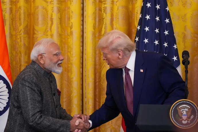 Archivo - 13 February 2025, US, Washington: US President Donald Trump (R) shakes hands with Indian Prime Minister Narendra Modi during a joint press conference in the East Room of the White House. Photo: Andrew Leyden/ZUMA Press Wire/dpa
