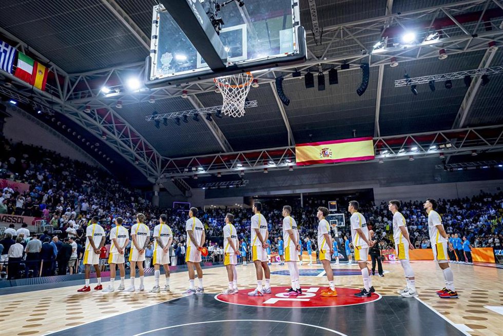 Los jugadores de la selección española de baloncesto antes de un partido del Eurobasket 2025
