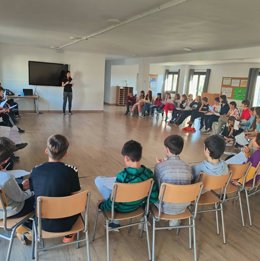 Alumnos de centros cercanos durante una visita al CRIE de Benabarre.
