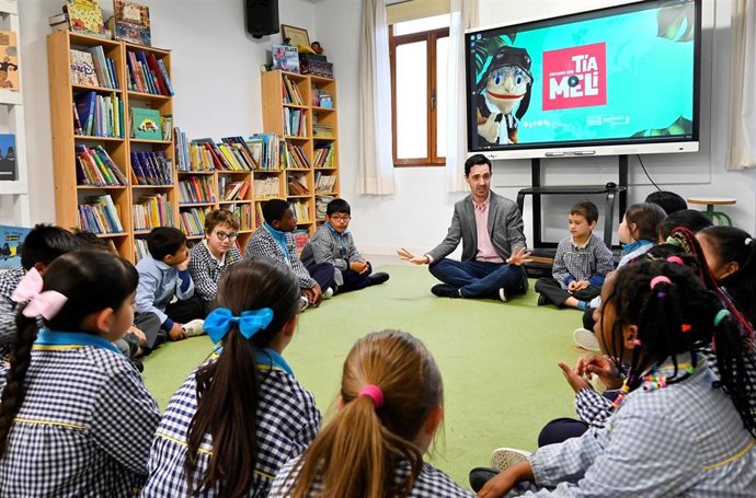 Más de 700 alumnos de Santander conocen Perú a través de la marioneta viajera 'Tía Meli'