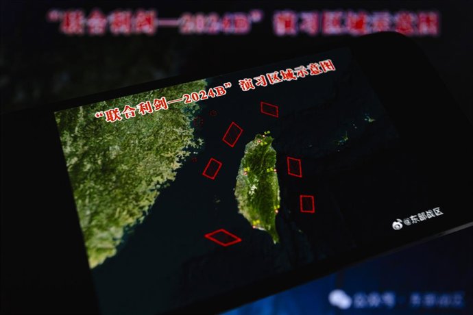 Archivo - 13 de outubro de 2024, Assunção, Paraguai: um mapa ilustrativo publicado pelo Comando do Teatro Oriental da China mostrando os locais dos exercícios militares é exibido em um smartphone. China - Em 14 de outubro, o Comando do Teatro Oriental da 