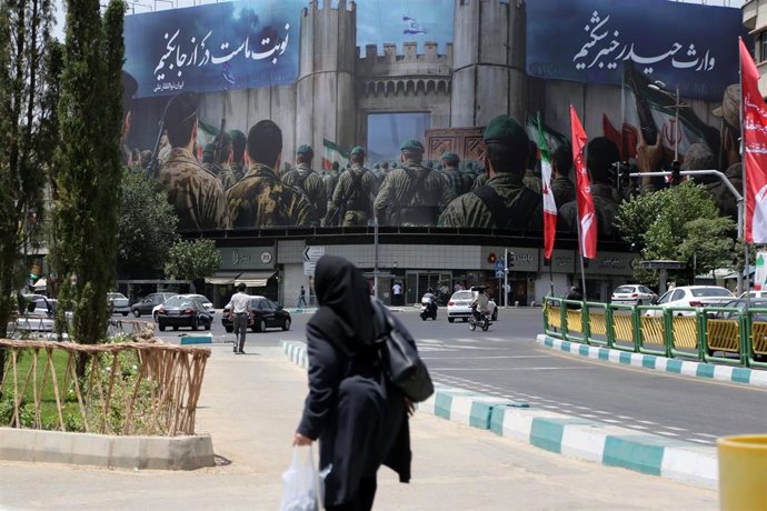 Archivo - Vista general de una calle de Teherán