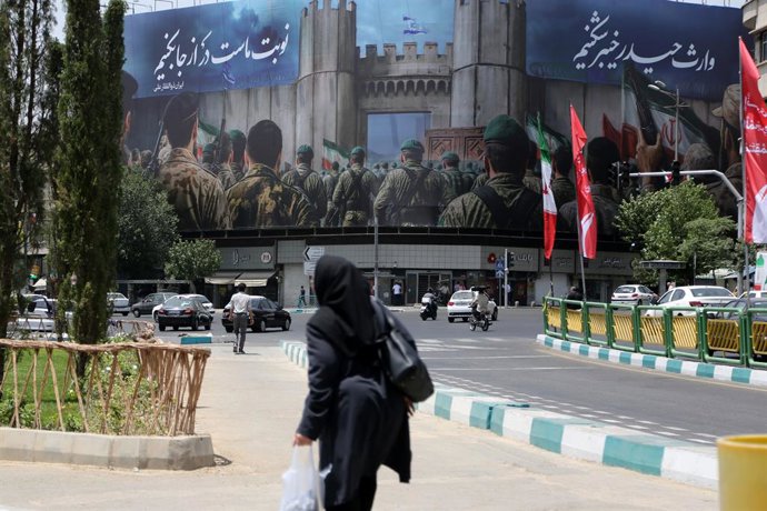 Archivo - TEHRAN, June 24, 2025  -- A woman walks on a street after a ceasefire between Iran and Israel took effect in Tehran, Iran, on June 24, 2025.