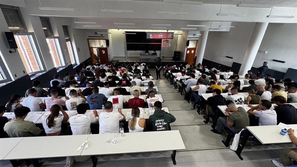 Un total de 907 opositores de La Rioja y de varias provincias próximas realizan el examen a Guardia Civil en Logroño