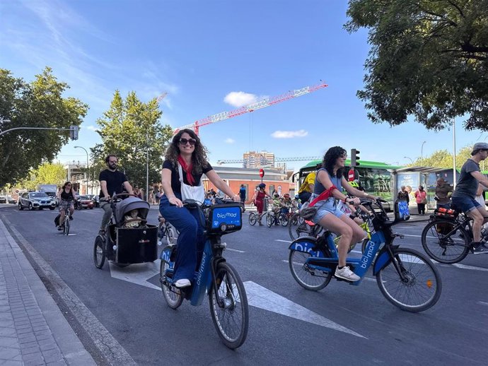 La portavoz adjunta del Grupo Municipal Socialista en el Ayuntamiento de Madrid, Emma López, durante una manifestación para exigir carriles bici más seguros en la capital.