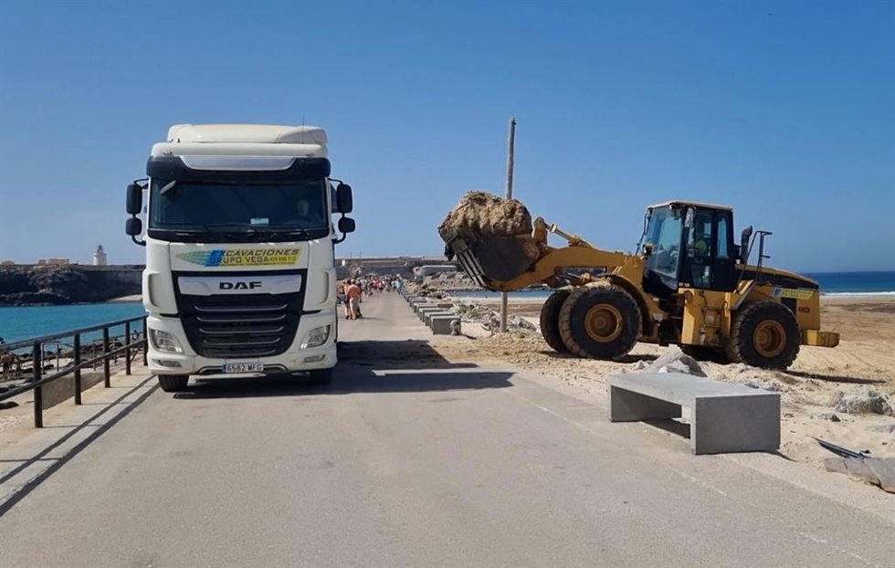 Archivo - Operarios municipales retirando con camiones las algas acumuladas en las playas de Tarifa en agosto de 2024. 