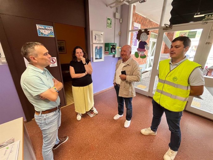 El alcalde de Corvera, Iván Fernández, durante su visita a las obras en colegios públicos del concejo.
