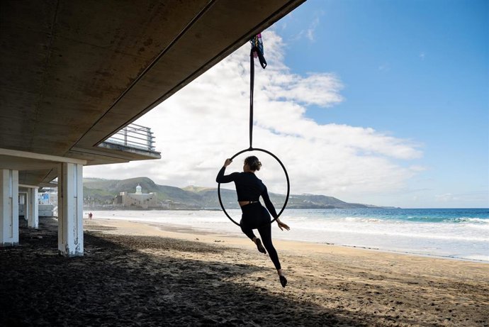 Archivo - Una persona hace ejercicio con un aro el día más frío del año en la playa de las Canteras, a 21 de enero de 2023, en Las Palmas de Gran Canaria, Las Palmas, Canarias (España). A partir de hoy, las temperaturas descienden por la llegada de una gé