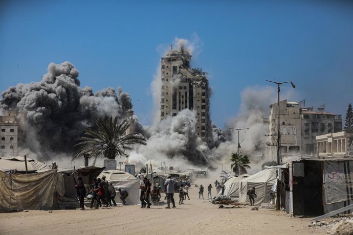 05 de setembro de 2025, Territórios Palestinos, Gaza: A fumaça se espalha durante os ataques israelenses a um prédio alto em Gaza. Foto: Omar Ashtawy/APA Images via ZUMA Press Wire/dpa