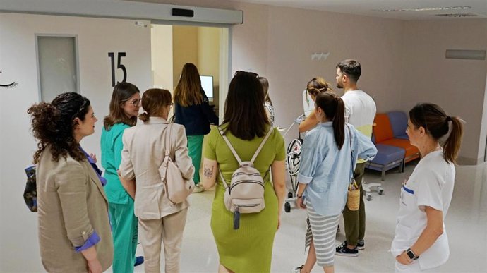 En el recorrido por el Materno Infantil de la Arrixaca los profesionales informan sobre su actividad y responden las dudas de embarazadas y familiares.