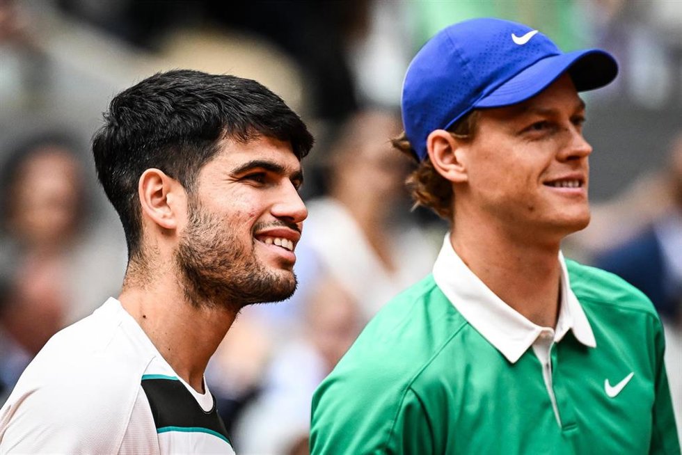 Archivo - Carlos Alcaraz y Jannik Sinner, en la final de Roland Garros 2025.
