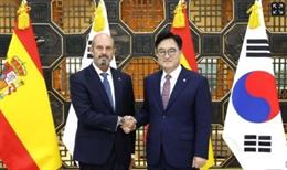 El presidente del Senado, Pedro Rollán junto al presidente de la Asamblea Nacional de Corea, Woo Won-shik, en Seúl (Corea del Sur).