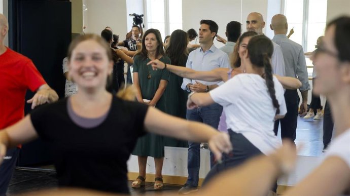 El consejero de Educación, Universidades y Ciencia, Emilio Viciana, asiste a los cursos de formación de bailarines para ser auxiliares de danza en el curso académico.