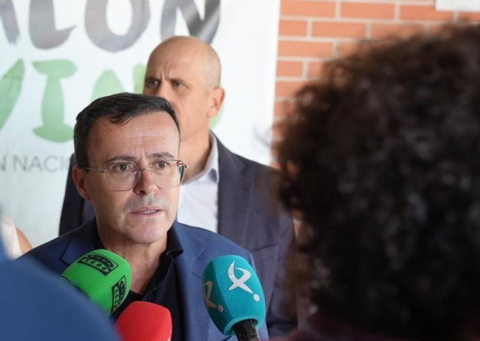 El secretario general del PSOE de Extremadura, Miguel Ángel Gallardo, atiende a los medios en castuera