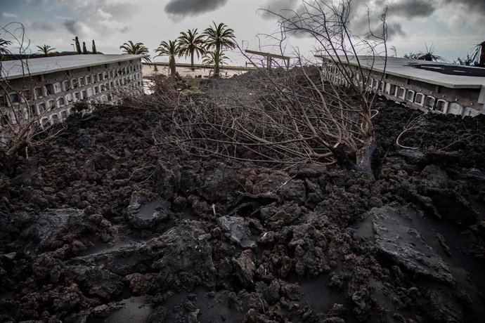 Archivo - Nichos afectados por la lava del volcán de Cumbre Vieja en el cementerio de Las Manchas, a 13 de septiembre de 2022, en Los Llanos de Aridane, La Palma, Canarias (España). Después de 85 días de actividad, el pasado 25 de diciembre de 2021 se dio