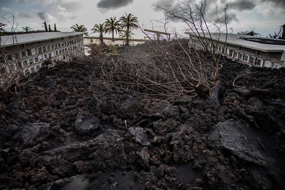 Archivo - Nichos afectados por la lava del volcán de Cumbre Vieja en el cementerio de Las Manchas, a 13 de septiembre de 2022, en Los Llanos de Aridane, La Palma, Canarias (España). Después de 85 días de actividad, el pasado 25 de diciembre de 2021 se d