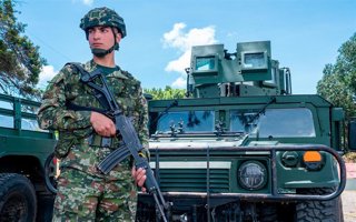Archivo - Un militar del Ejército de Colombia (archivo)