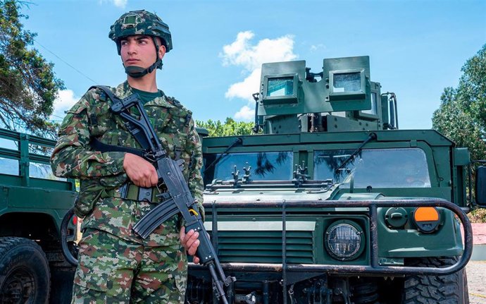 Archivo - Un militar del Ejército de Colombia (archivo)