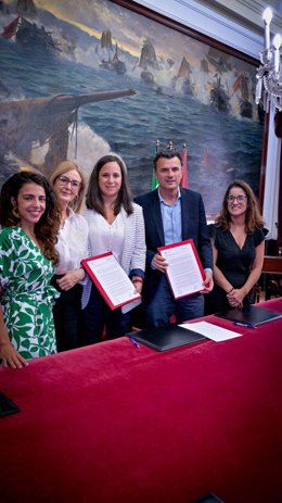 Firma del convenio entre el Ayuntamiento de Cádiz y la empresa Ejecución de Servicios Técnicos de Eventos Patrocinados SL (Estep).