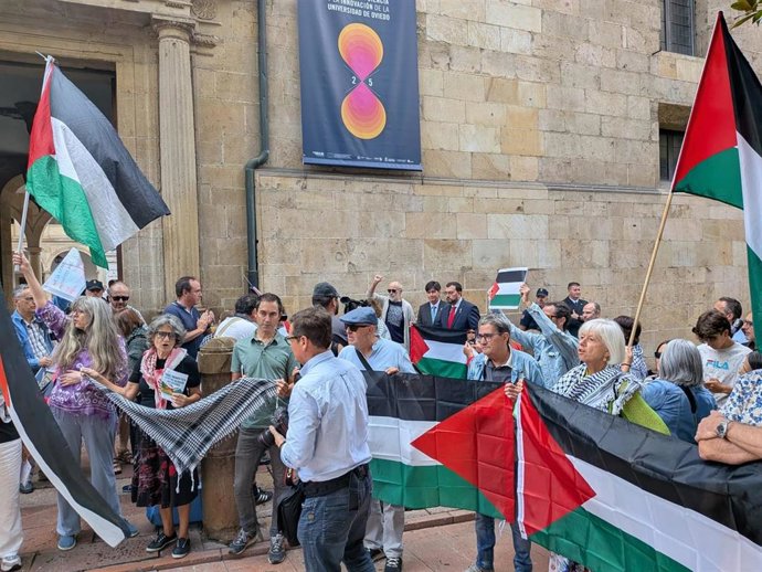 El presidente del Principado, Adrián Barbón, durante la protesta contra Israel ayer frente al edificio histórico de la Universidad de Oviedo.