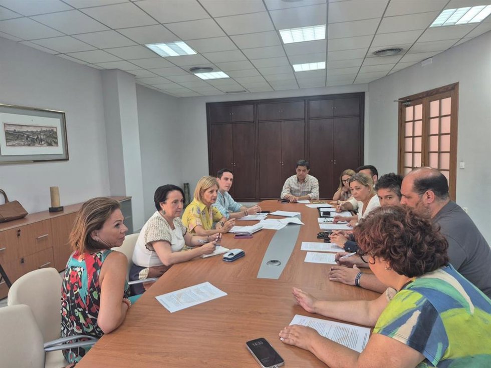 Reunión de la alcaldesa, María José García-Pelayo, y concejales de Jerez de la Frontera (Cádiz) con la directiva de la asociación Acoje.