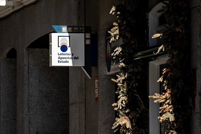 Archivo - Administración nº16 que ha repartido el ‘Primer Premio’ del Sorteo Extraordinario de El Niño 2024 correspondiente al número 94974, a 6 de enero de 2024, en Madrid (España)