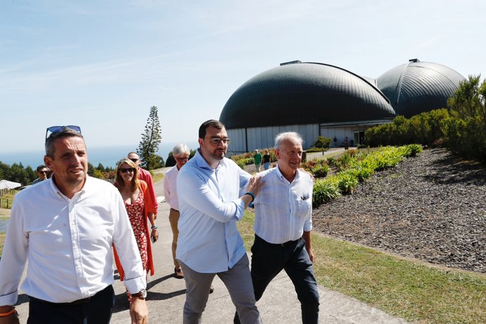El presidente del Principado, Adrián Barbón, durante su visita al MUJA este sábado.