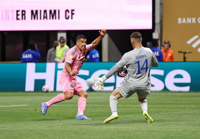 Archivo - 19 June 2025, US, New Jersey: FC Porto's Claudio Ramos (R) saves a shot by Inter Miami's Luis Suarez (L) during the FIFA Club World Cup Group A soccer match between Inter Miami CF and FC Porto at Mercedes Benz Stadium. Photo: David Klein/CSM via