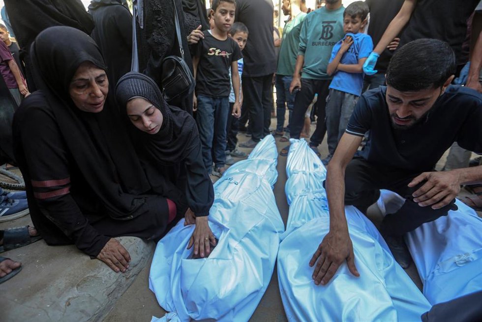 Cuerpos con sudarios en el Hosptial Al Shifa, en la Franja de Gaza
