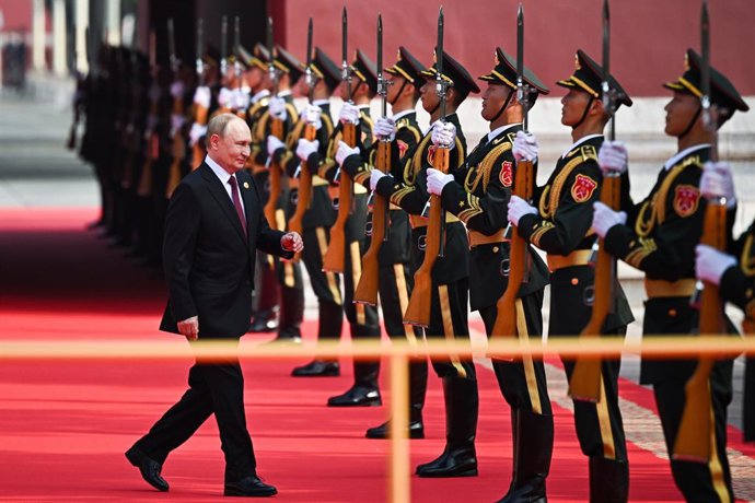 03 de setembro de 2025, China, Pequim: O presidente russo Vladimir Putin chega para um desfile militar que marca o 80º aniversário da vitória sobre o Japão militarista e o fim da Segunda Guerra Mundial. Foto: Sergei Bobylev/TASS via ZUMA Press/dpa