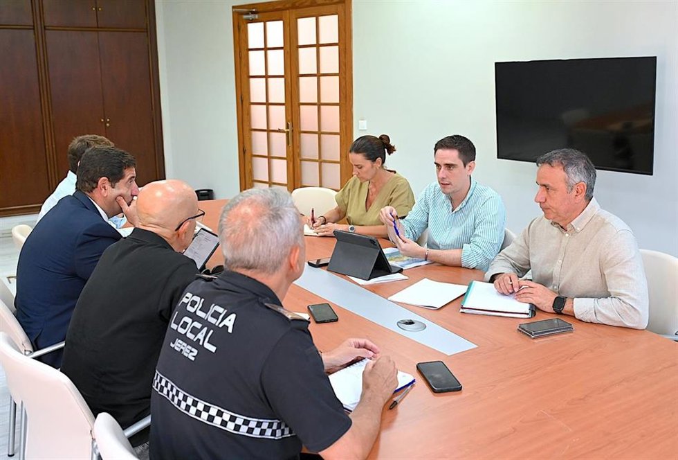 Reunión de los tenientes de alcaldesa de Jerez de la Frontera (Cádiz) Jaime Espinar y José Ignacio Martínez con Jerez UTE y el jefe de la Policía Local, Manuel Cabrales.