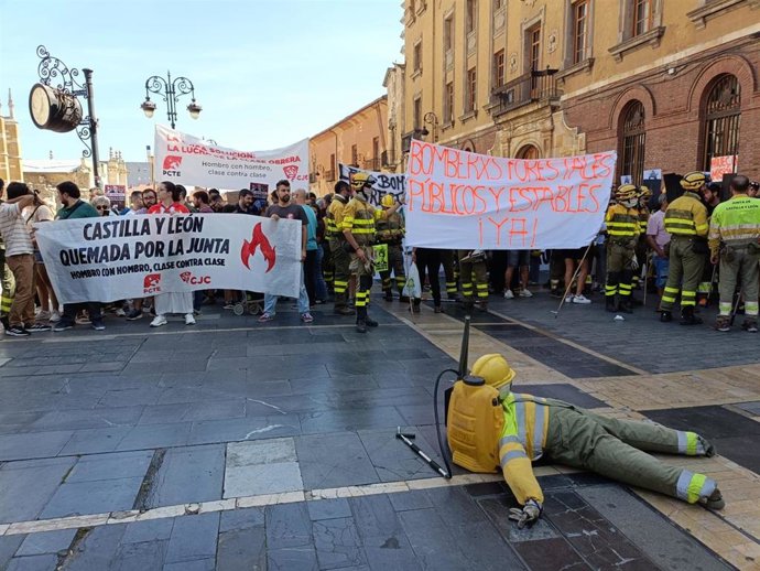 Inicio de la marcha pacífica convocada este sábado por Atifcyl en la Plaza de Regla de León capital.