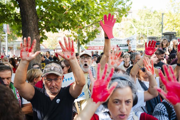 Un grup de persones durant una concentració propalestina, davant de l'ambaixada d'Israel a Madrid