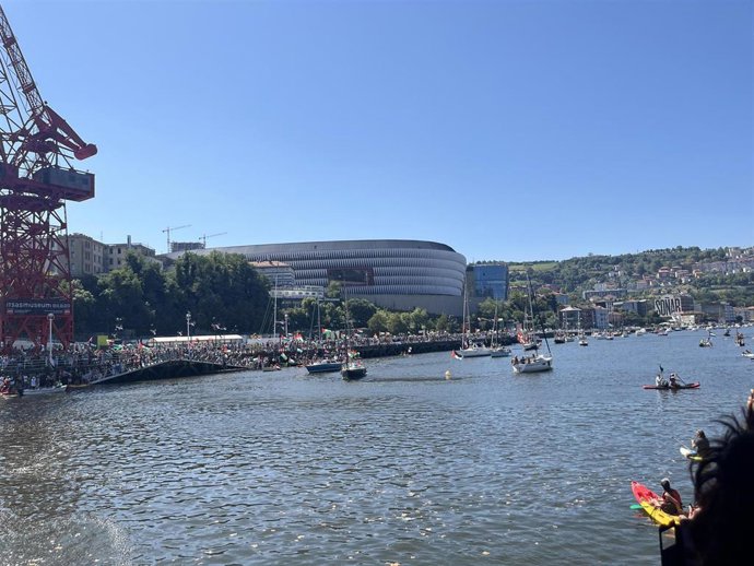 Llegada de Palestinaren Aldeko Euskal Herriko Itsas Martxa al puente Euskalduna.