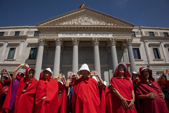 Decenas de personas durante la marcha contra la explotación reproductiva de las mujeres y la compraventa de bebés, en la Plaza de Callao, a 6 de septiembre de 2025, en Madrid (España). La acción, bajo el lema ‘Las mujeres no se usan. No a los vientres de 