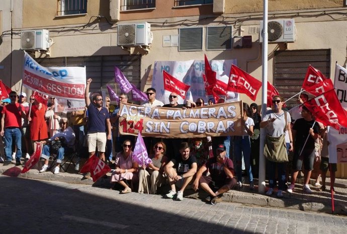 Concentración de trabajadores de ludotecas de Melilla.