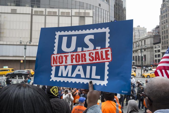 Archivo - Arquivo - 20 de março de 2025, Nova York, Nova York, EUA: Tire as mãos do nosso serviço público de correios: O correio dos EUA não está à venda... Trabalhadores do Serviço Postal dos Estados Unidos e representantes do sindicato se reúnem em fren