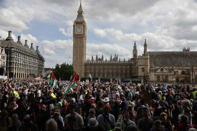 September 6, 2025, London, London, UK: London, UK. Supporters of the Palestine Action Group attend a mass 'Lift the Ban' protest, as over 1,000 people gather in Parliament Square, Westminster, London. The protest organised by the Defend Our Juries group a