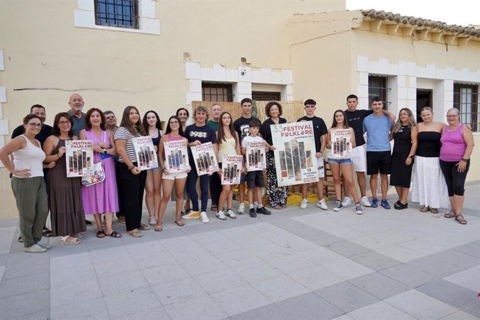 El evento fue presentado esta semana en la sede de la agrupación por el concejal de Cultura, Ricardo Giner, y la concejal de Patrimonio, María José Gil, acompañados por integrantes del grupo joven de Coros y Danzas