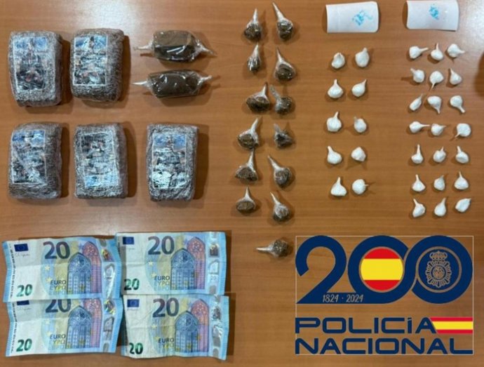 Imagen del dinero y la droga incautada.