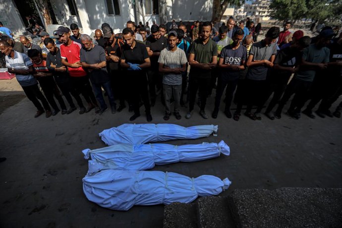 September 5, 2025, Gaza City, Gaza Strip, Palestinian Territory: GRAPHIC CONTENT: Mourners gather around the bodies of Palestinians killed in overnight Israeli strikes, according to medics, during their funeral at Al-Shifa Hospital in Gaza City, September