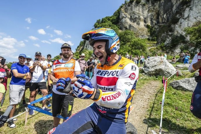 O piloto espanhol Toni Bou comemora seu 38º título do Campeonato Mundial de Trial.