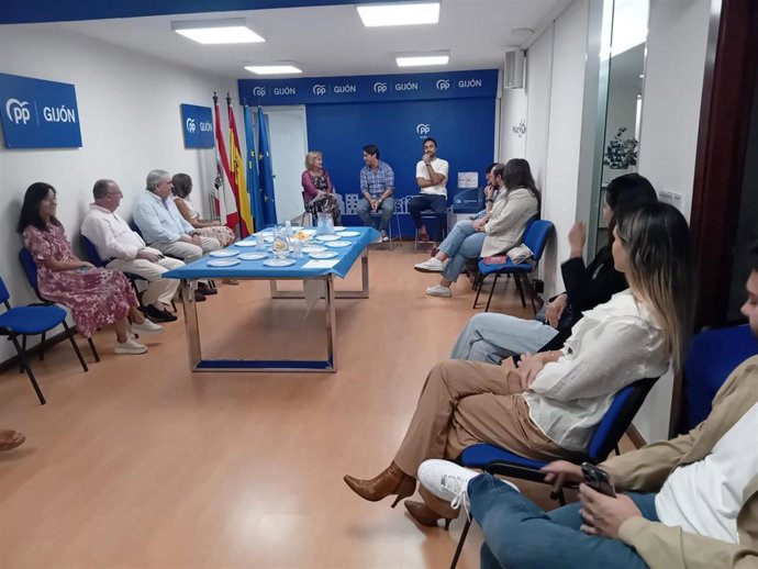 Reunión de Nuevas Generaciones y la Asociación de Mayores del PP de Gijón.