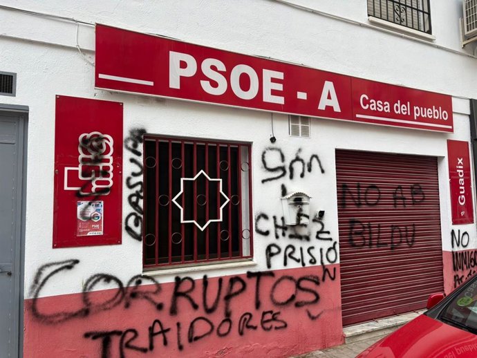 Pintadas en la Casa del Pueblo del PSOE de Guadix (Granada).