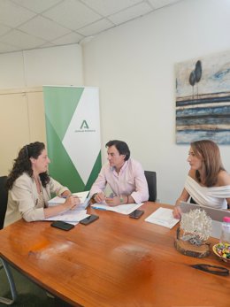 Reunión del portavoz del PP en el Ayuntamiento de Jaén, Agustín González, con la delegada de Empleo de la Junta en Jaén, Ana Belén Mata.