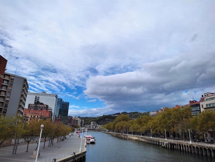 Archivo - Nubosidad abundante en Bilbao (archivo)